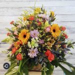 CANASTA DE MIMBRE CON FLORES VARIADAS GRANDE85