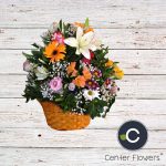 CANASTA DE MIMBRE CON FLORES VARIADAS MEDIANA