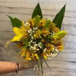 RAMO DE LILIUM Y ALSTROEMERIAS CON HOJAS ( COLORES SEGÚN DISPONIBILIDAD )