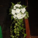 ARREGLO TIPO BOUQUET PARA BANCO DE IGLESIA